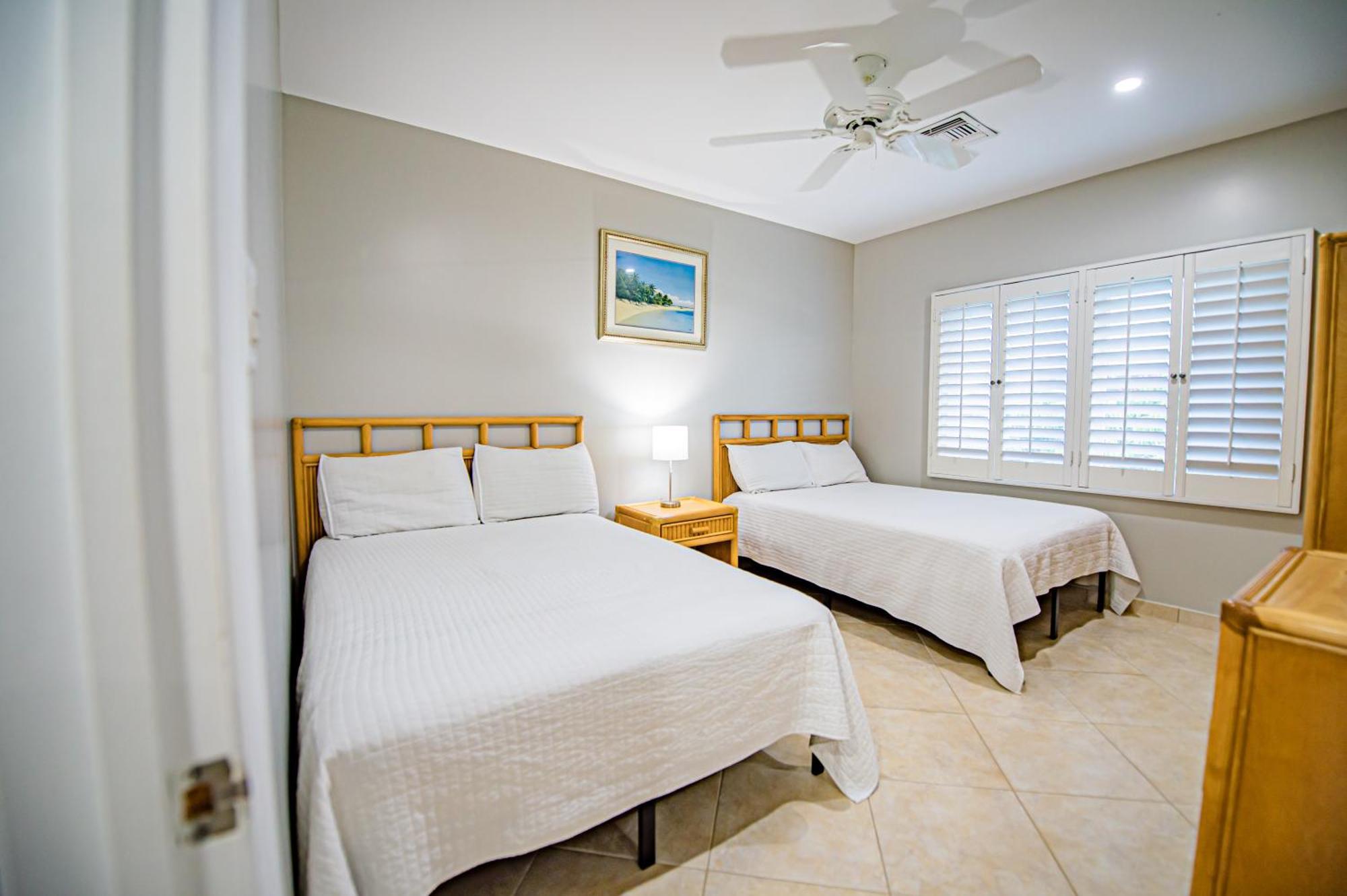 Seven Mile Beach Resort Джордж Таун Екстериор снимка