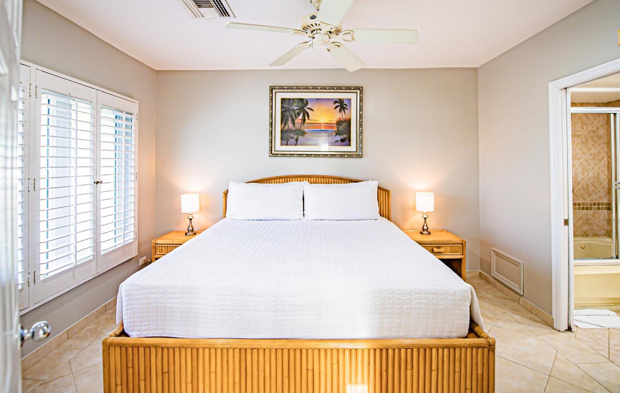 Seven Mile Beach Resort Джордж Таун Екстериор снимка