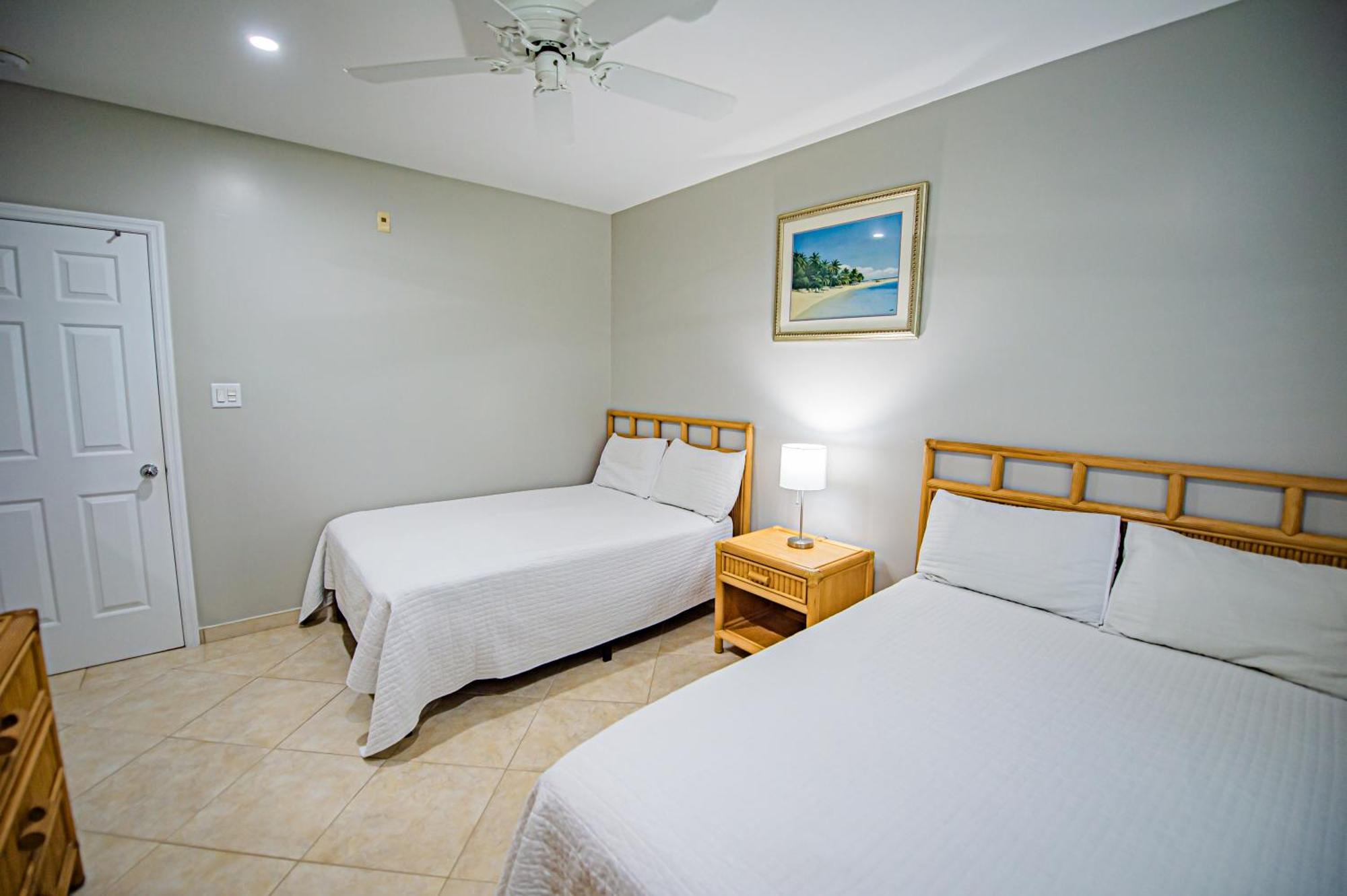 Seven Mile Beach Resort Джордж Таун Екстериор снимка