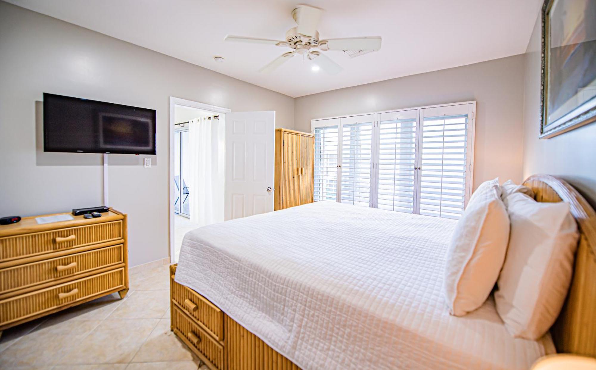 Seven Mile Beach Resort Джордж Таун Екстериор снимка