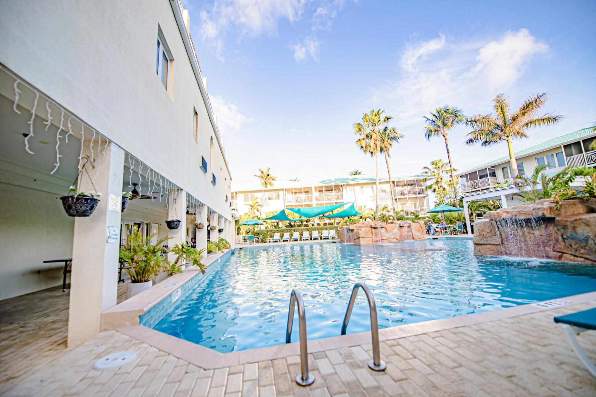 Seven Mile Beach Resort Джордж Таун Екстериор снимка