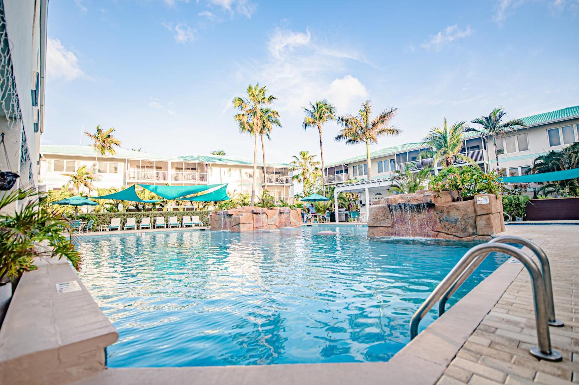 Seven Mile Beach Resort Джордж Таун Екстериор снимка