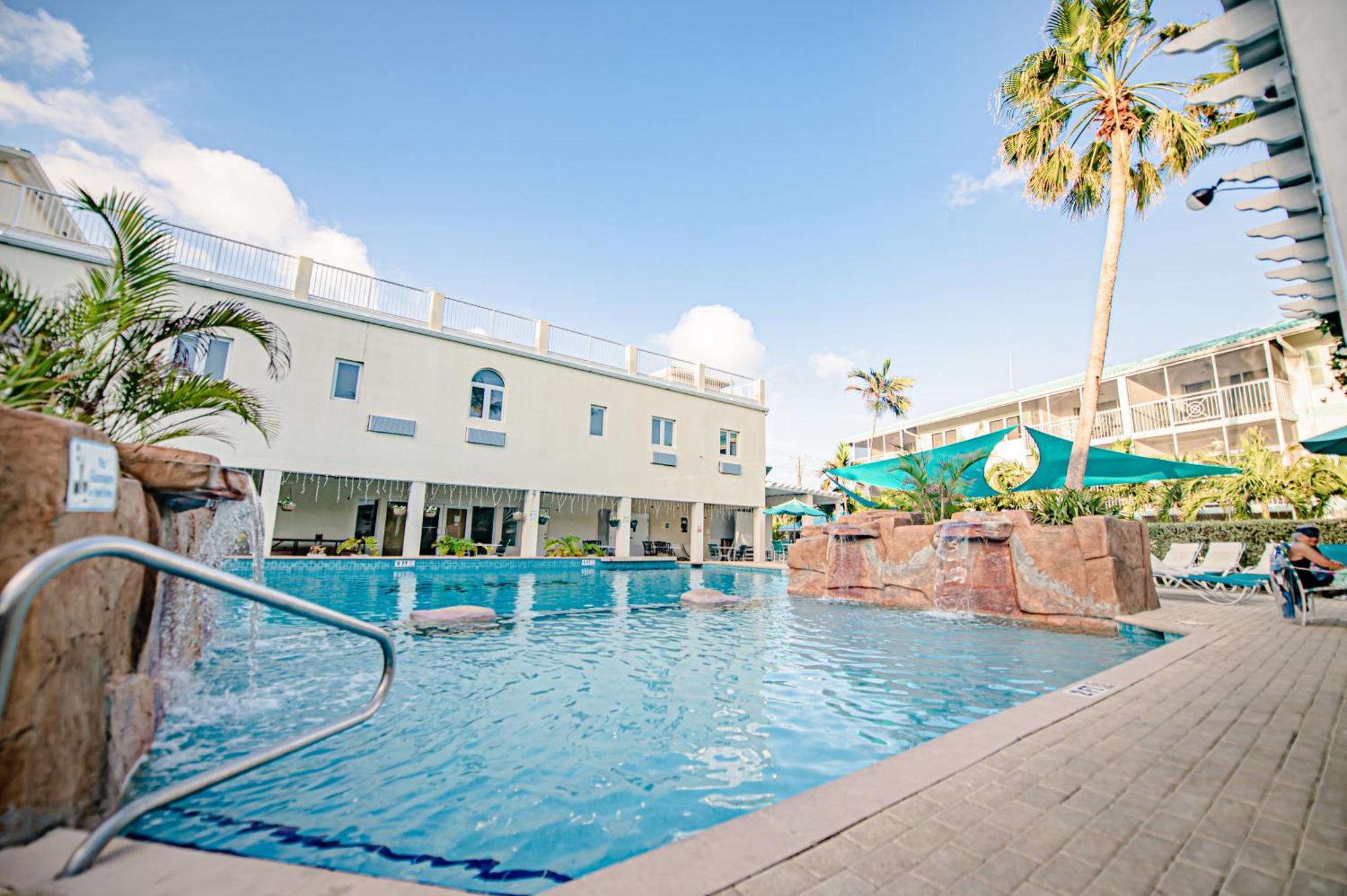 Seven Mile Beach Resort Джордж Таун Екстериор снимка