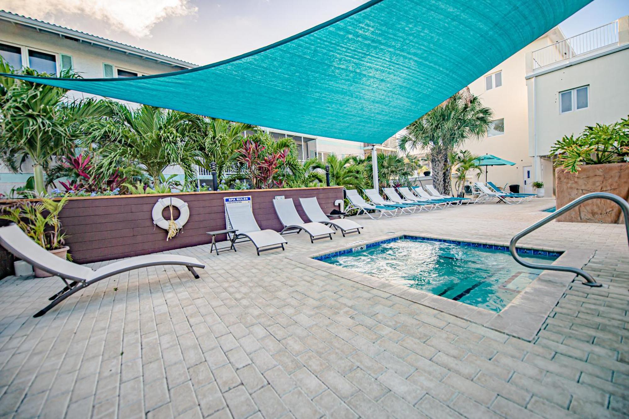 Seven Mile Beach Resort Джордж Таун Екстериор снимка