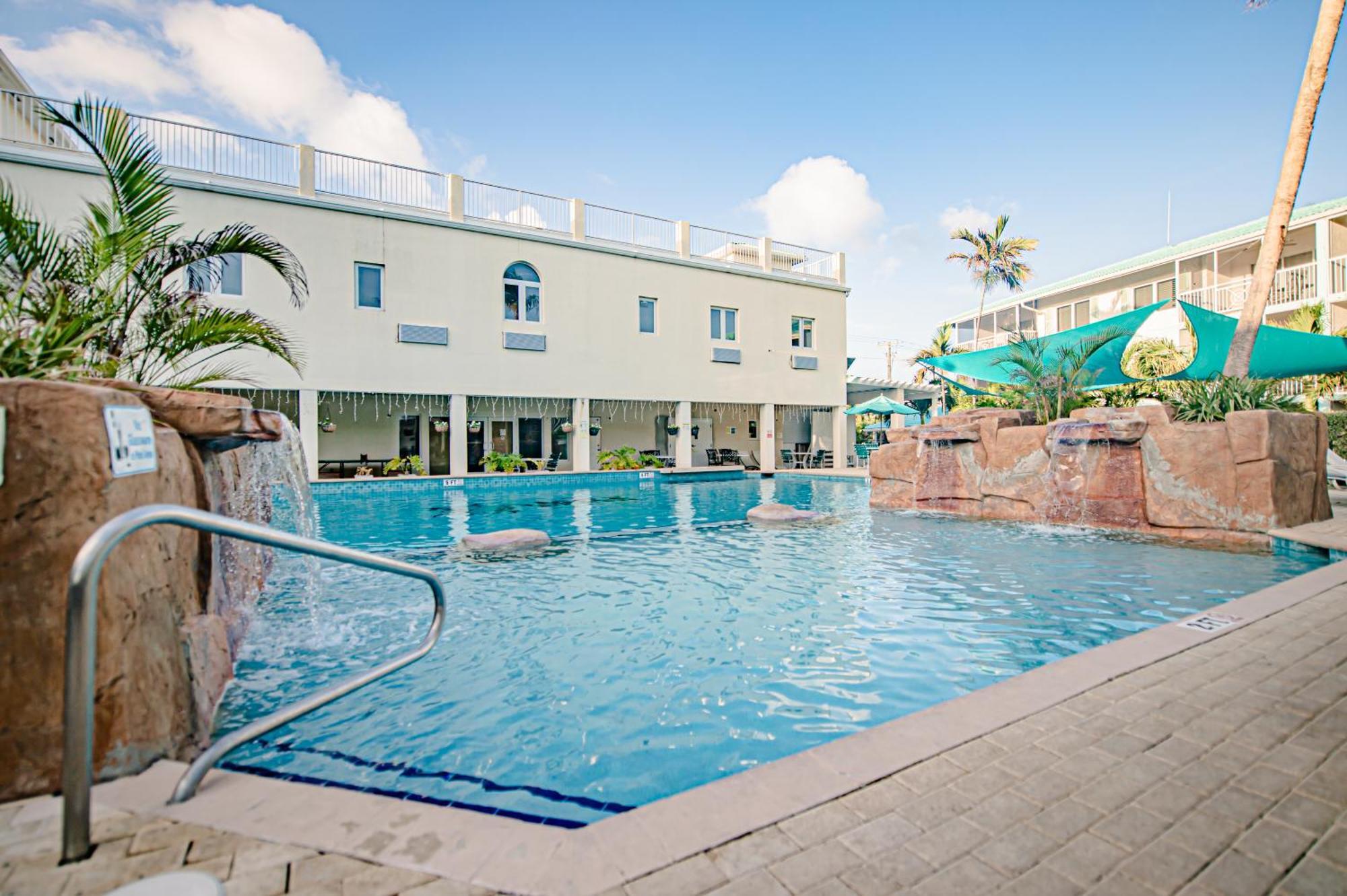 Seven Mile Beach Resort Джордж Таун Екстериор снимка
