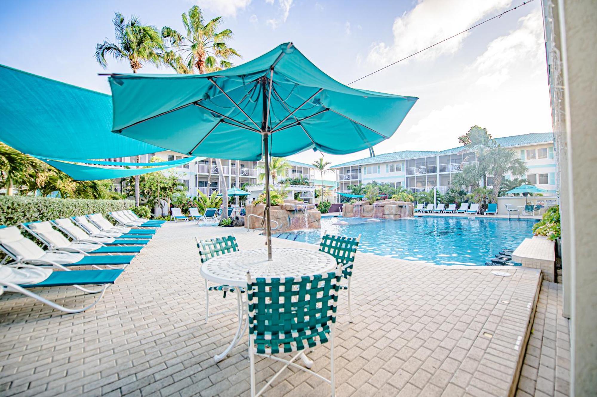 Seven Mile Beach Resort Джордж Таун Екстериор снимка