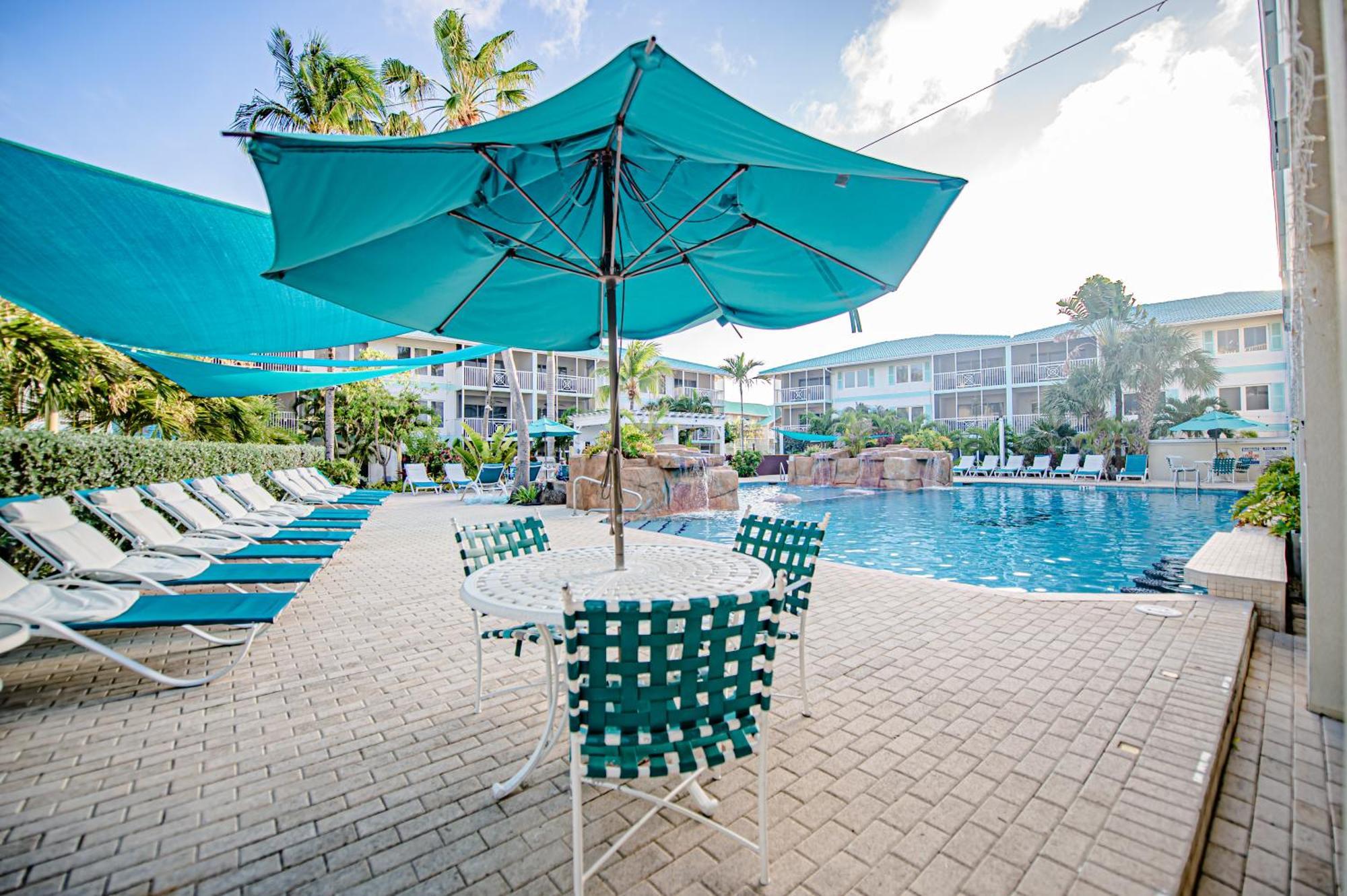 Seven Mile Beach Resort Джордж Таун Екстериор снимка